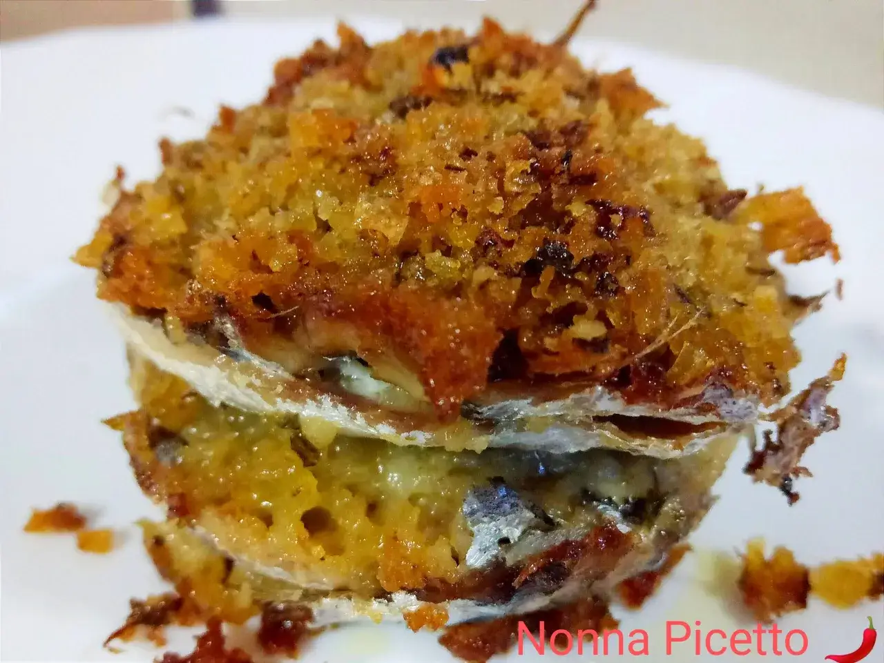 Tortino di alici impanato e dorato, un sapore di mare autentico.