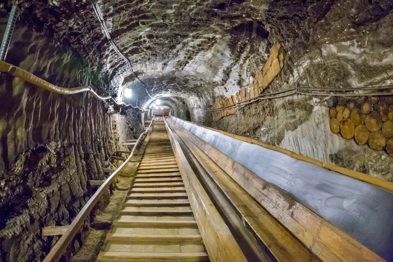 Podziemny tunel kopalni soli, schody i zjeżdżalnia, jak w legendzie o Olkuszu.