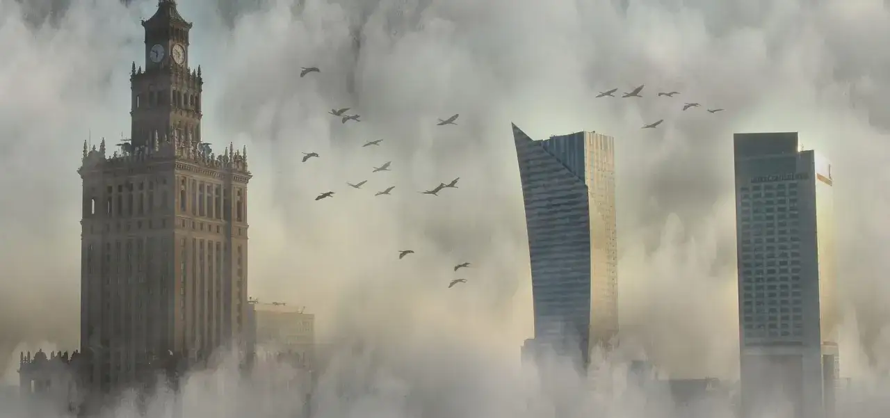 Mgła i ptaki nad Pałacem Kultury i innymi wieżowcami. Jaki smog dzisiaj w Warszawie?
