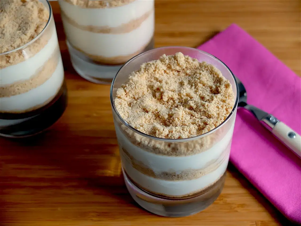 Delicioso postre en capas, como baba de camelo, con crema y galleta triturada.