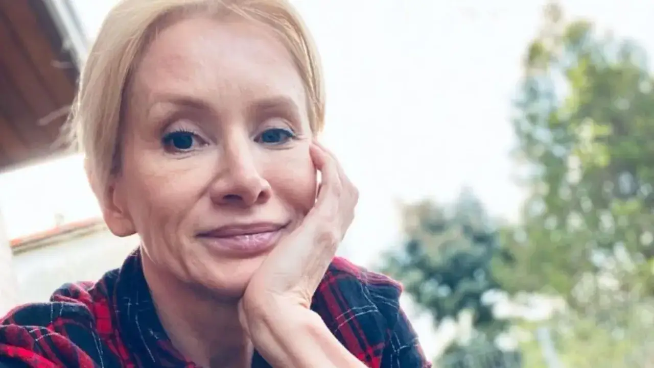 Ewa Gawryluk w naturalnym ujęciu, z dłonią opartą o policzek. Wiek dodaje jej uroku.