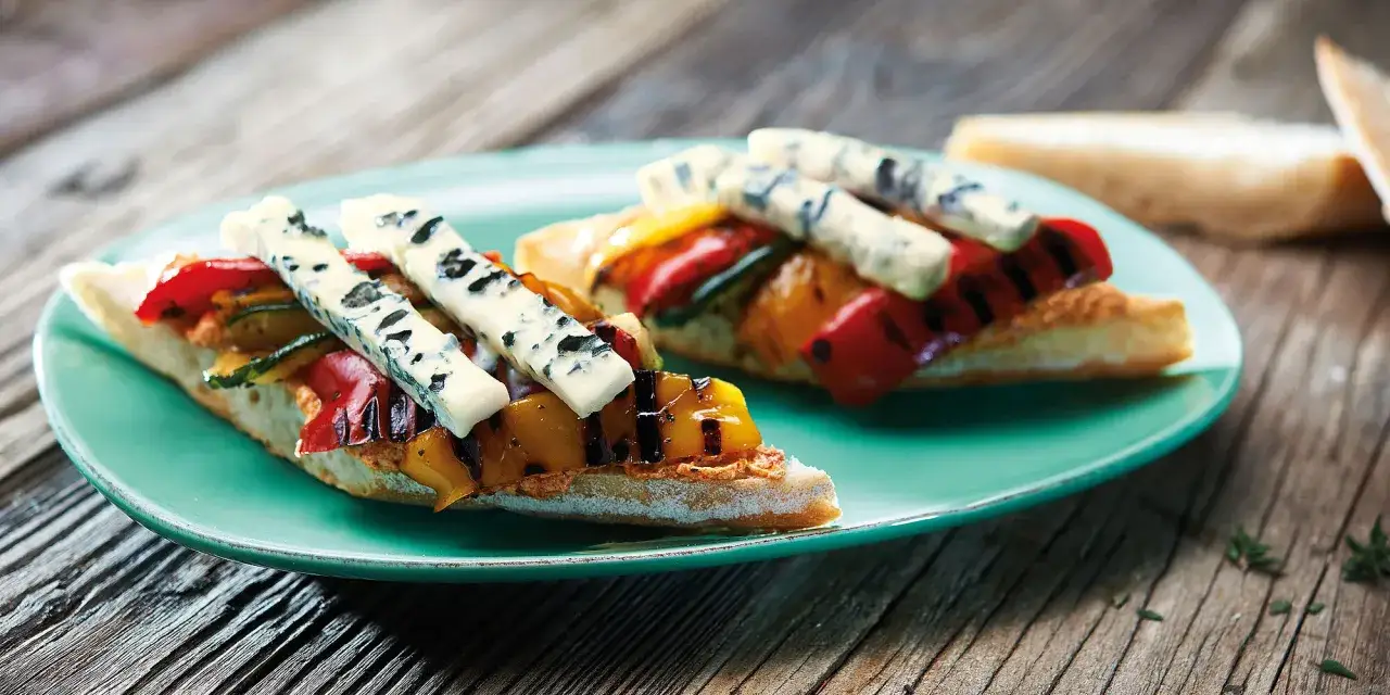 Baguette-Scheiben mit gegrilltem Gem&uuml;se, Blauschimmelk&auml;se und einem Hauch von Knoblauch Dip.