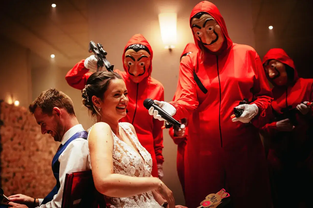 Mariage d&eacute;jant&eacute; : la mari&eacute;e rit aux &eacute;clats pendant un quizz mariage marrant, entour&eacute;e d'invit&eacute;s masqu&eacute;s fa&ccedil;on 