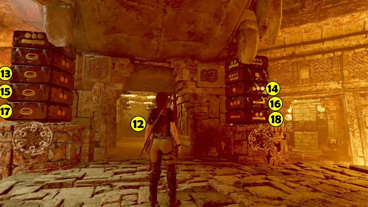 Lara Croft w starożytnej świątyni, rozwiązując zagadkę Jakuba 11. Widoczne są kamienne bloki z symbolami i oznaczenia 12-18.