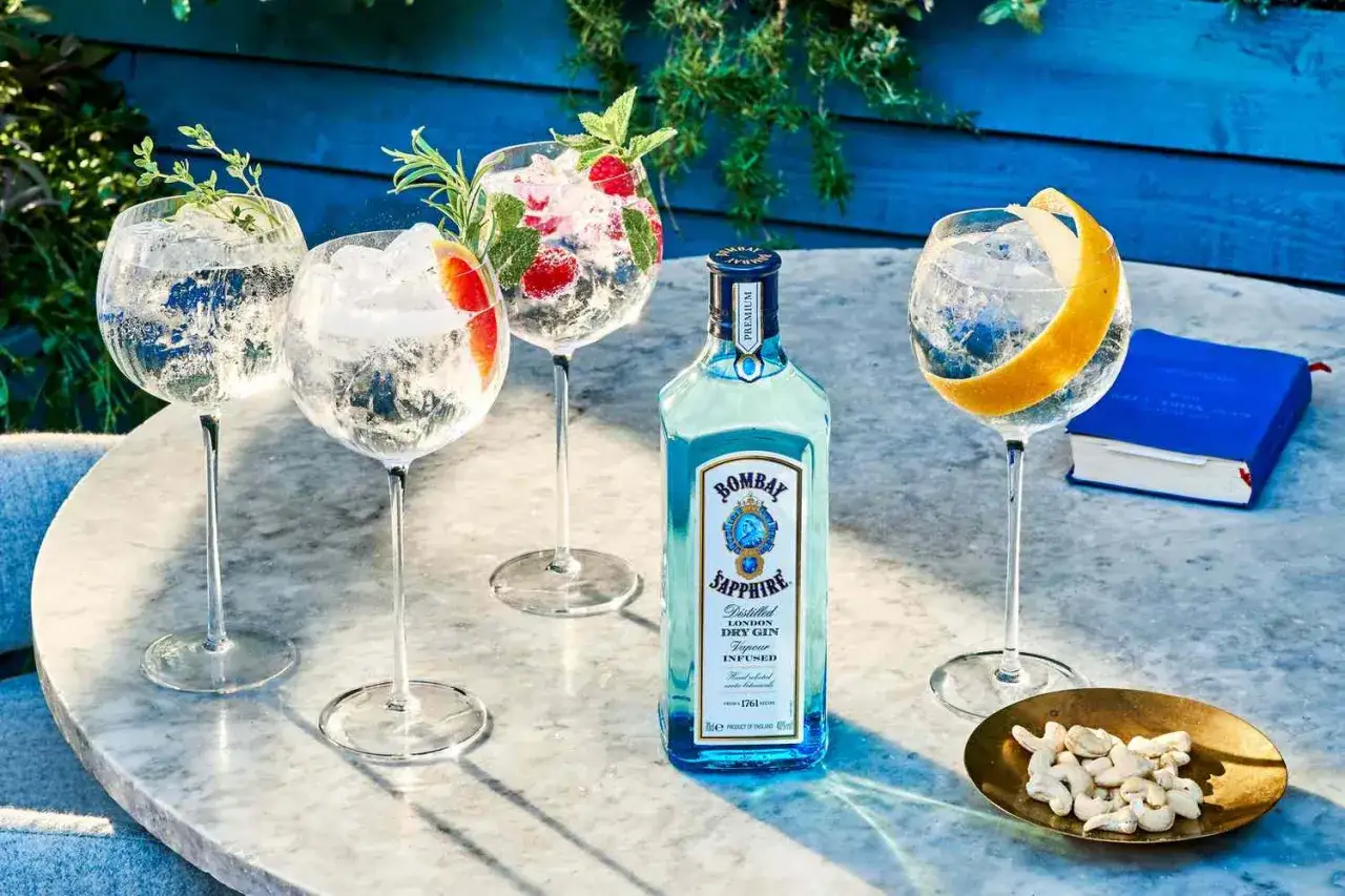 Butelka ginu Bombay Sapphire i cztery drinki z lodem i owocami. Idealne na letnie wieczory, gdy liczą się procenty i orzeźwienie.
