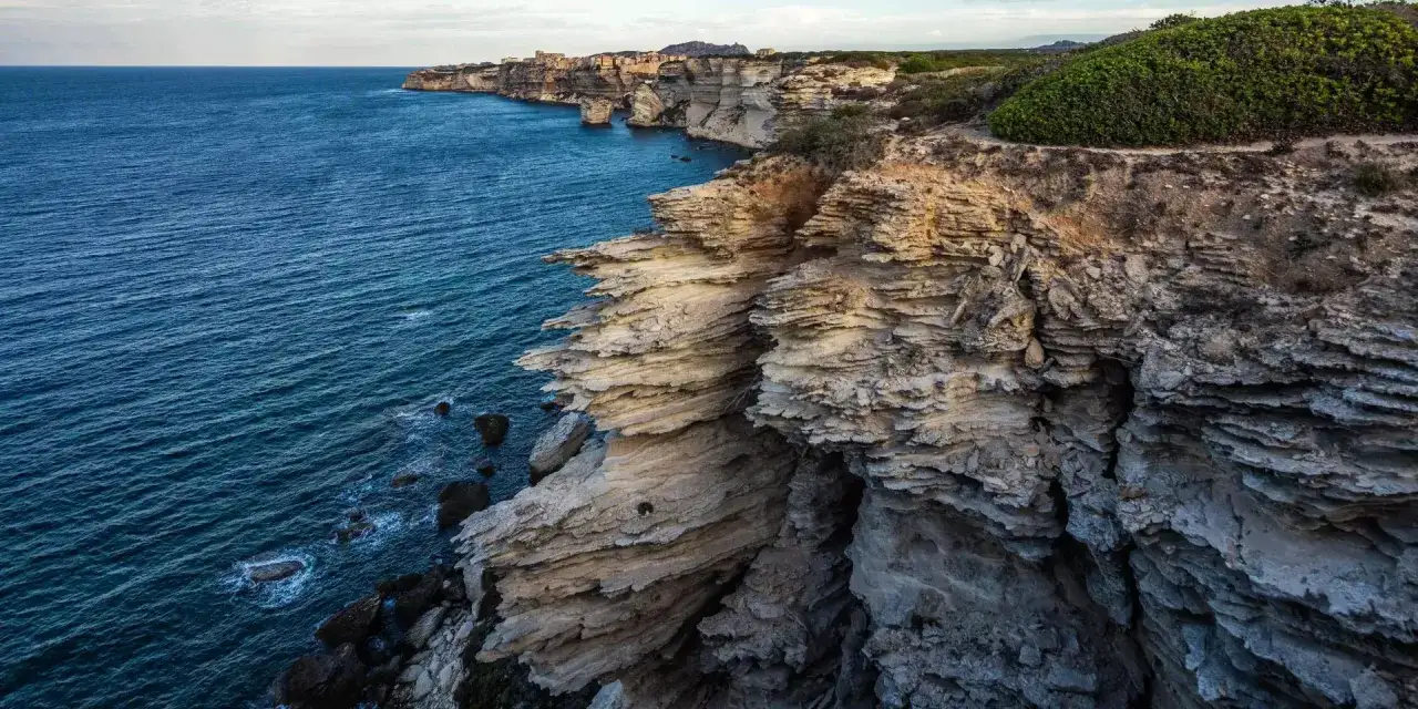 Falaises spectaculaires au bord de la mer, parfaites pour découvrir quoi faire à Bonifacio. La nature y est reine.