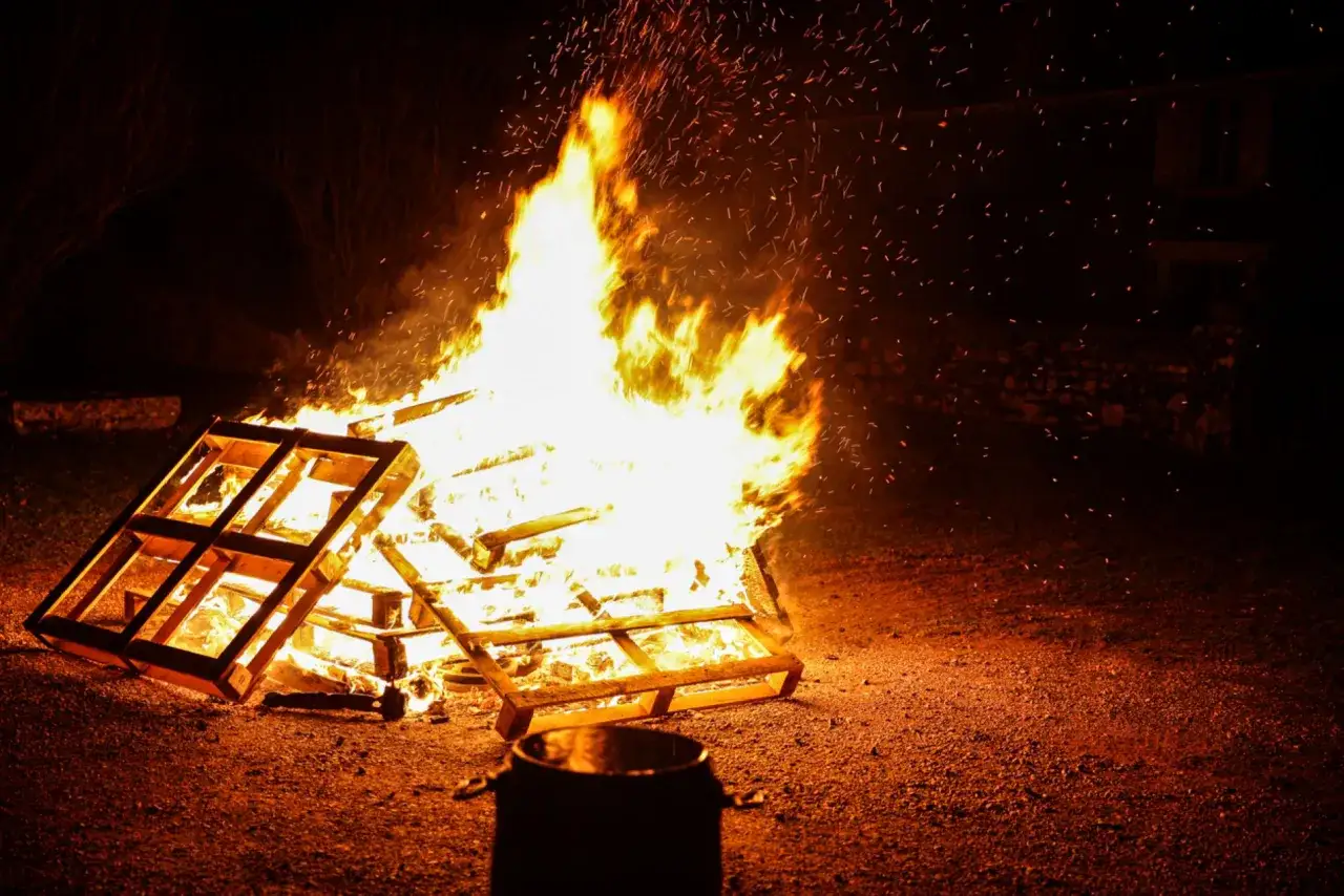 Un grand feu de palettes crépite dans la nuit. La question