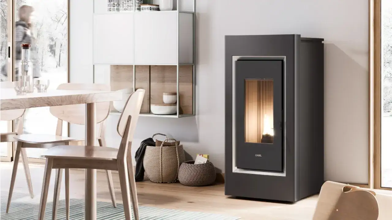 Stufa a pellet moderna con fiamma viva, un bonus di calore e design per un soggiorno accogliente.