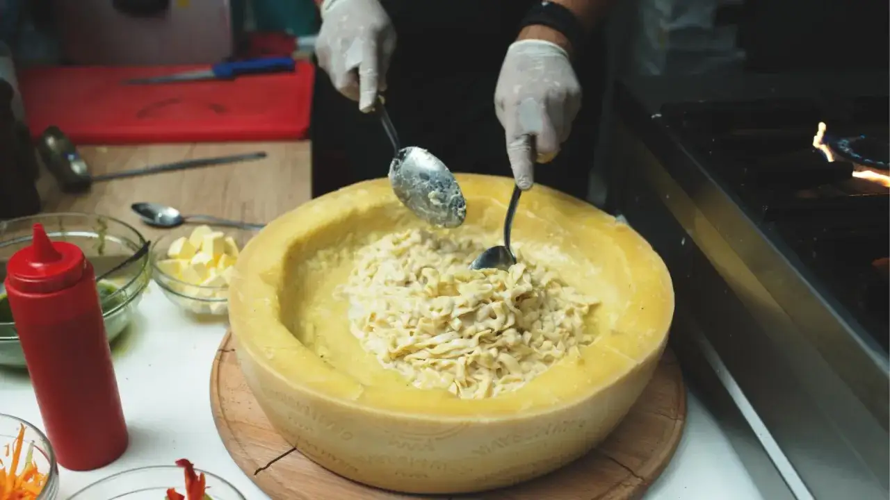 Pastar&auml;tter serveras i en stor ostform av Grana Padano.
