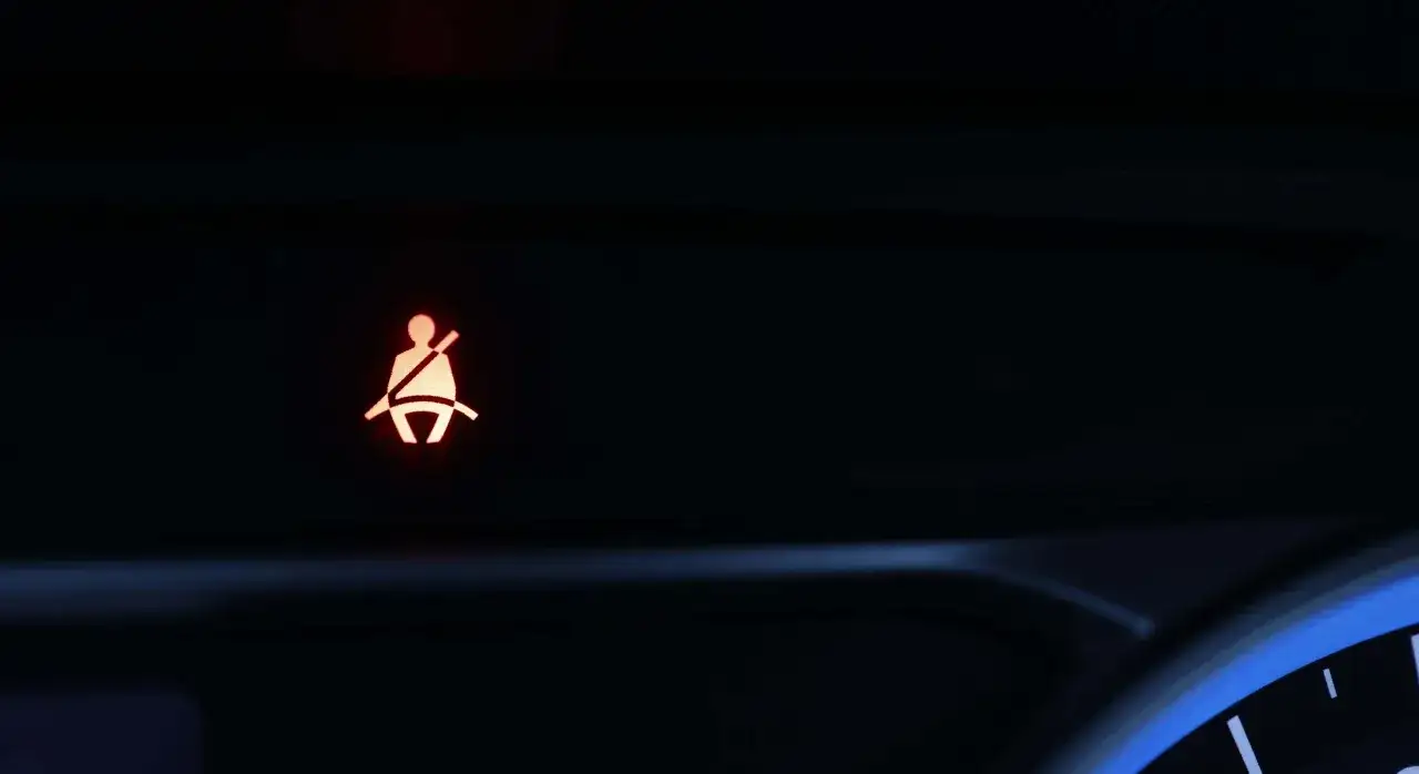 Testigo de cinturón de seguridad encendido en el tablero de un coche. Indica que no está abrochado.