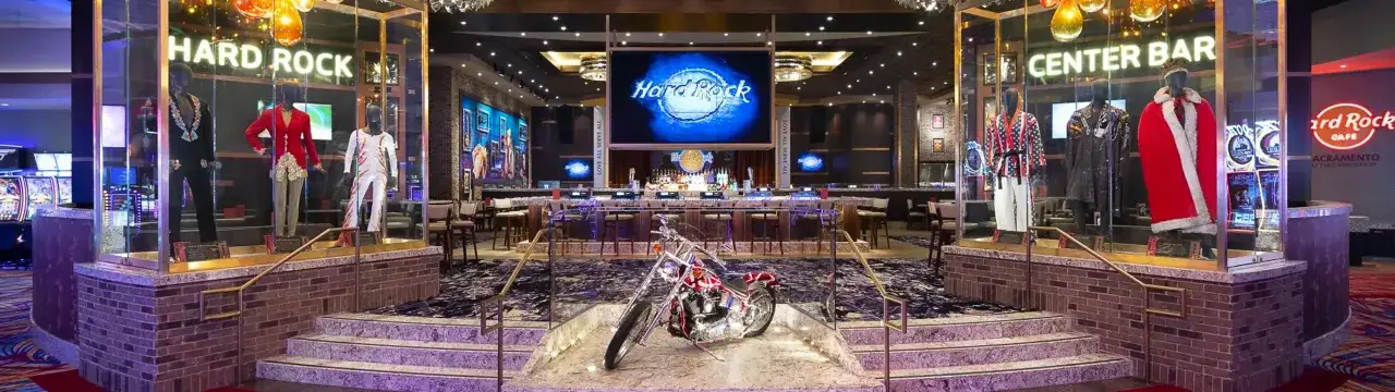 Hard Rock Cafe Sacramento: Kost&uuml;me von Musiklegenden und ein Motorrad erz&auml;hlen die hard rock cafe geschichte.
