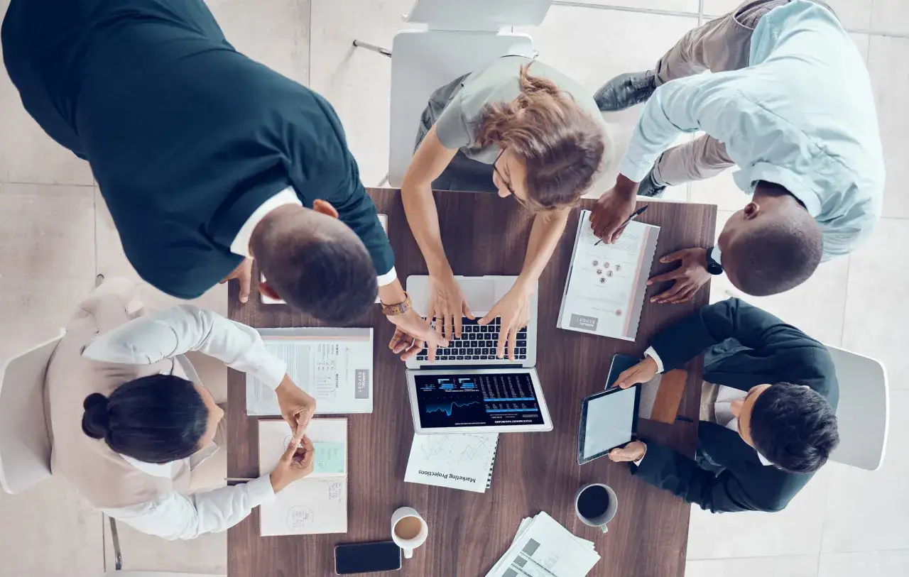 Team di professionisti analizza dati e grafici, discutendo il **PMO significato** per un progetto strategico.