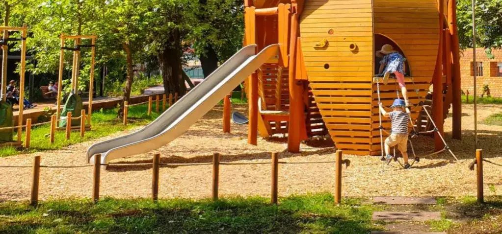 Nowoczesny plac zabaw z ogrodzeniem i bezpieczną nawierzchnią