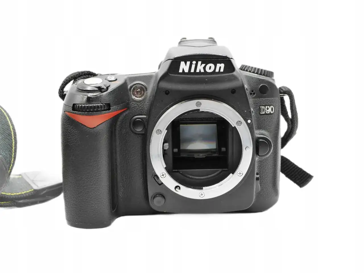 Czarna lustrzanka cyfrowa Nikon D90 z widocznym mocowaniem obiektywu i paskiem na szyję.