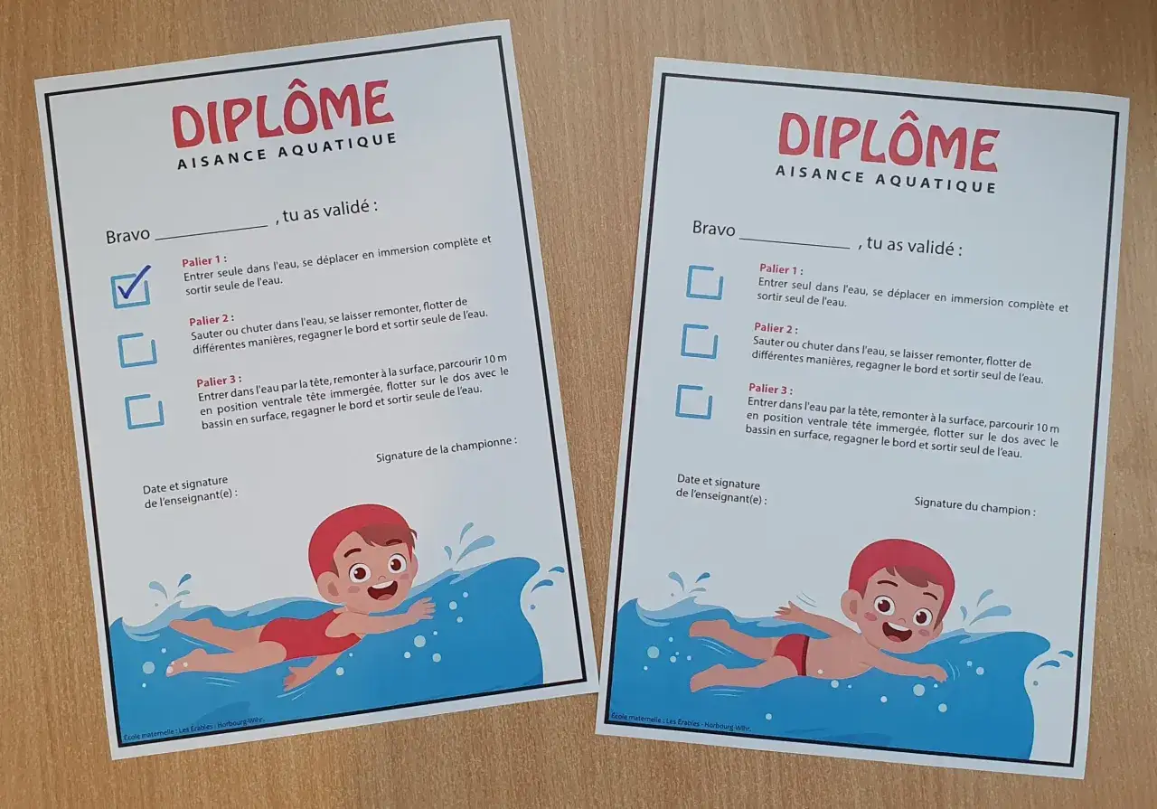 Deux diplômes d'aisance aquatique pour féliciter les champions de natation. Bravo !