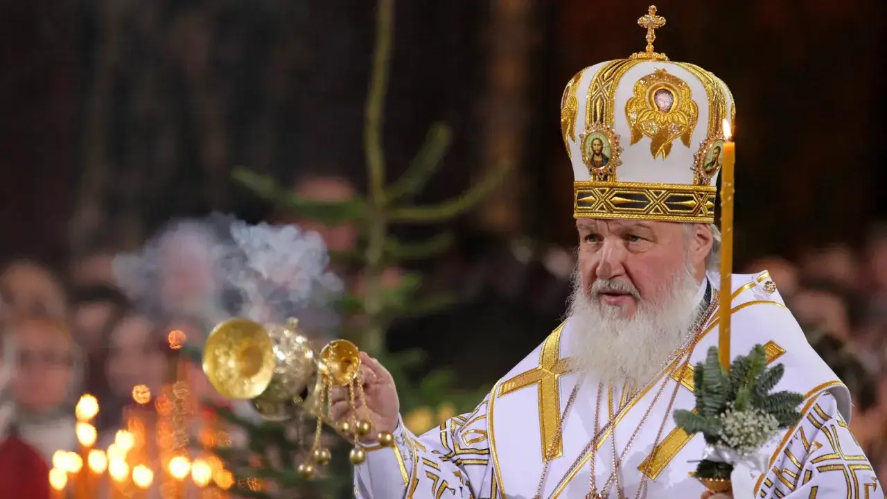 Ein Patriarch im orthodoxen Gottesdienst mit Weihrauch und Kerzen. Dies ist ein Einblick, was ist orthodox.