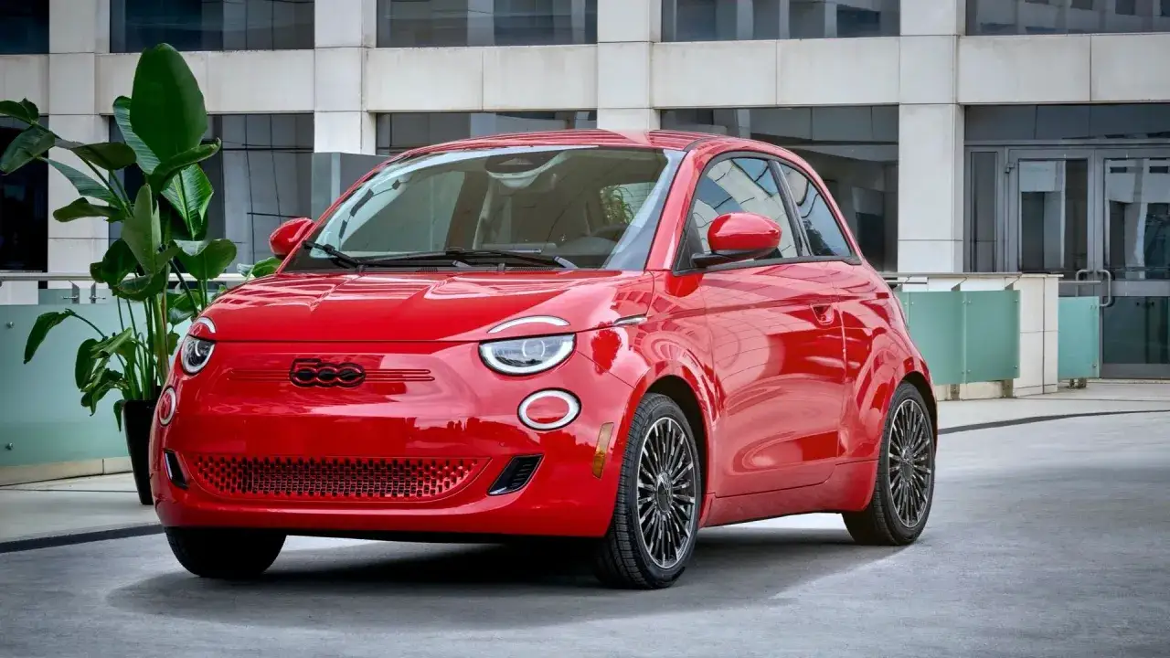 Błyszczący czerwony Fiat 500e, gotowy na długie podróże. Sprawdź jego imponujący zasięg!