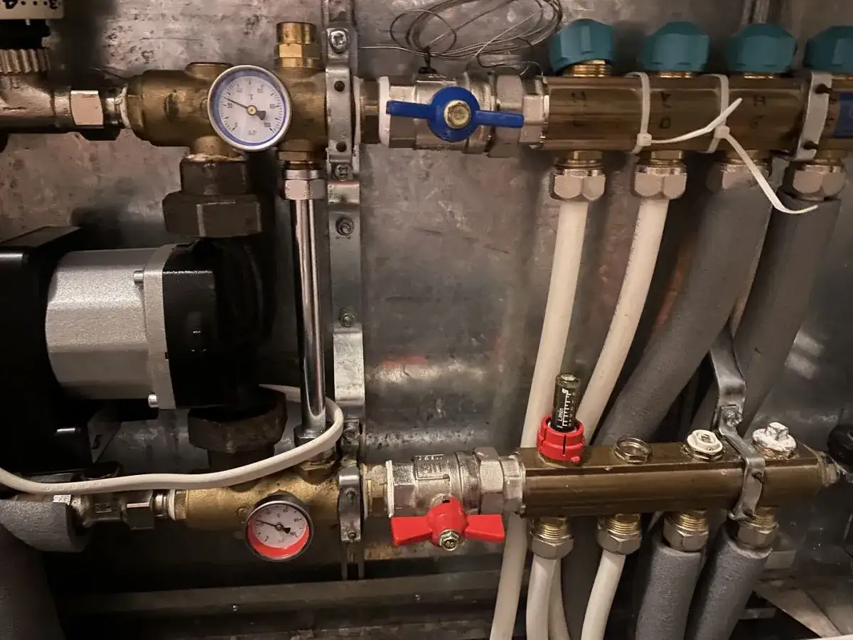 Niski poziom wody w instalacji grzewczej? Manometry wskazują niskie ciśnienie, a pompa pracuje.
