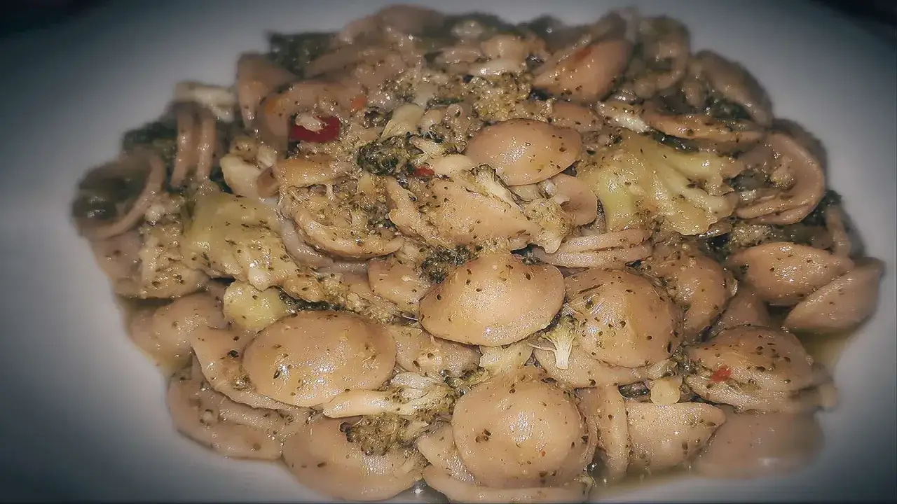 Orecchiette con broccoli e acciughe, un classico sapore pugliese.