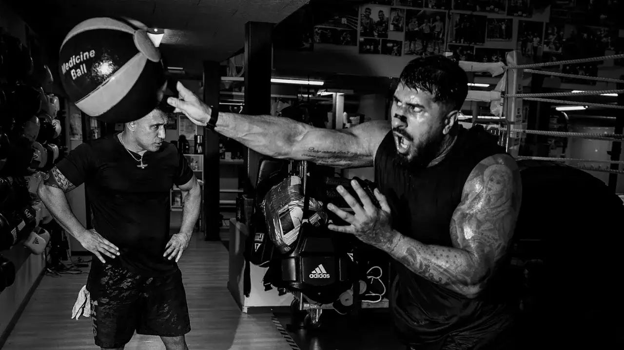 Intensiv tr&auml;ning med en medicinboll i boxningsringen. Attila Levin fokuserar p&aring; explosivitet.