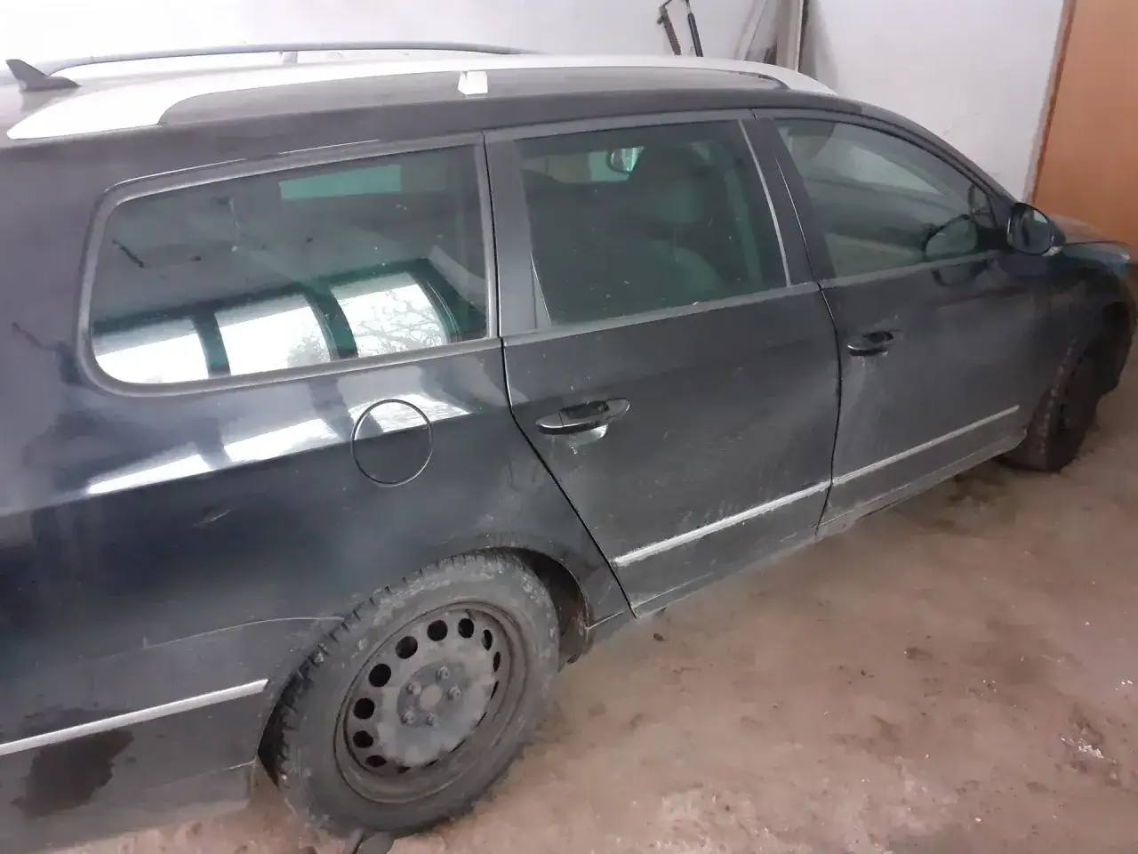 Ciemny kombi, idealny na **auta za grosze od komornika**. Widoczne ślady użytkowania, ale potencjał na dobrą okazję.