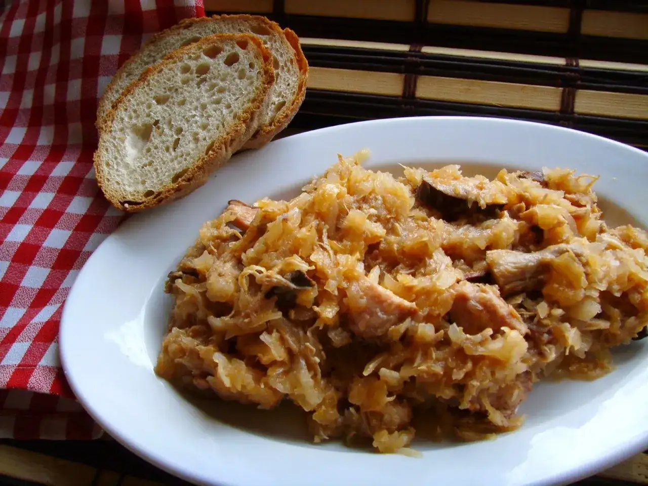 Talerz z bigosem i kromkami chleba. Czy pies może jeść bigos? Zależy od składnik&oacute;w, ale ten wygląda apetycznie dla ludzi.