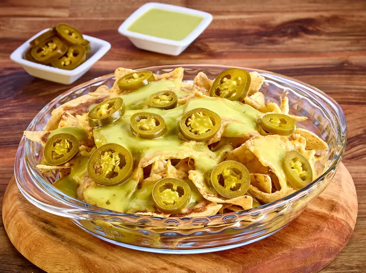Nachos con queso fundido y jalapeños picantes, listos para disfrutar.