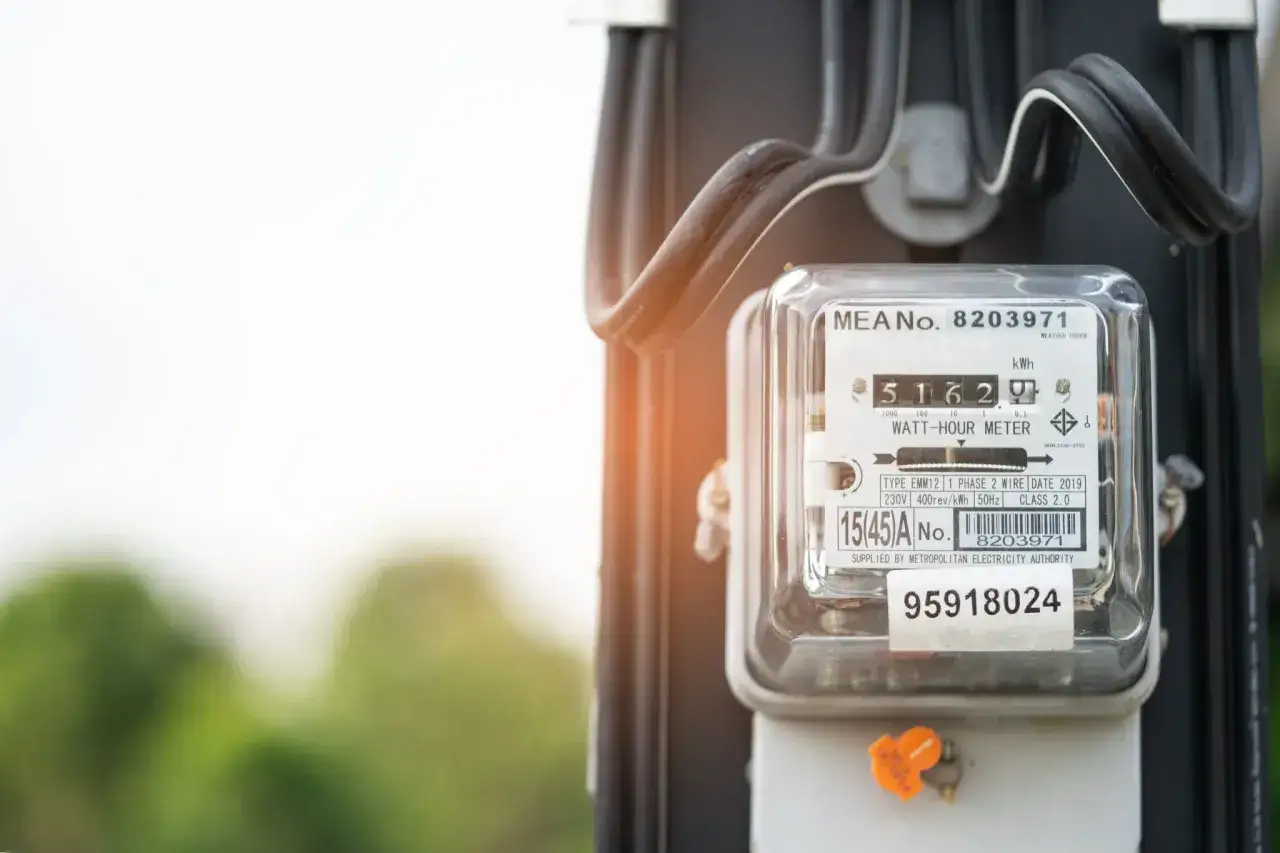 Licznik prądu G12 pokazuje 5162 kWh. Odczyt jest prosty, wystarczy zanotować cyfry przed przecinkiem.
