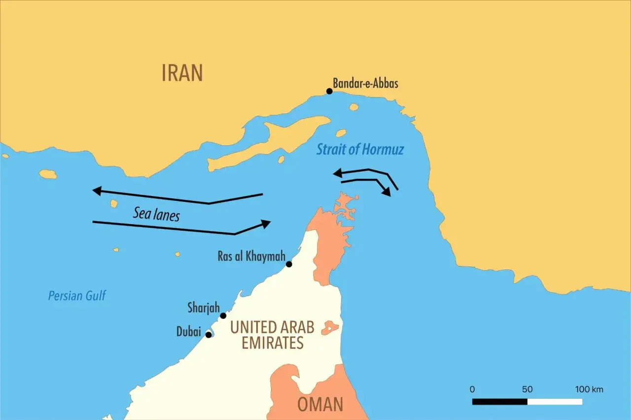 Mapa szlaków żeglugowych przez Cieśninę Ormuz i Zatokę Perską, z zaznaczonymi Iranem, Zjednoczonymi Emiratami Arabskimi i Omanem.