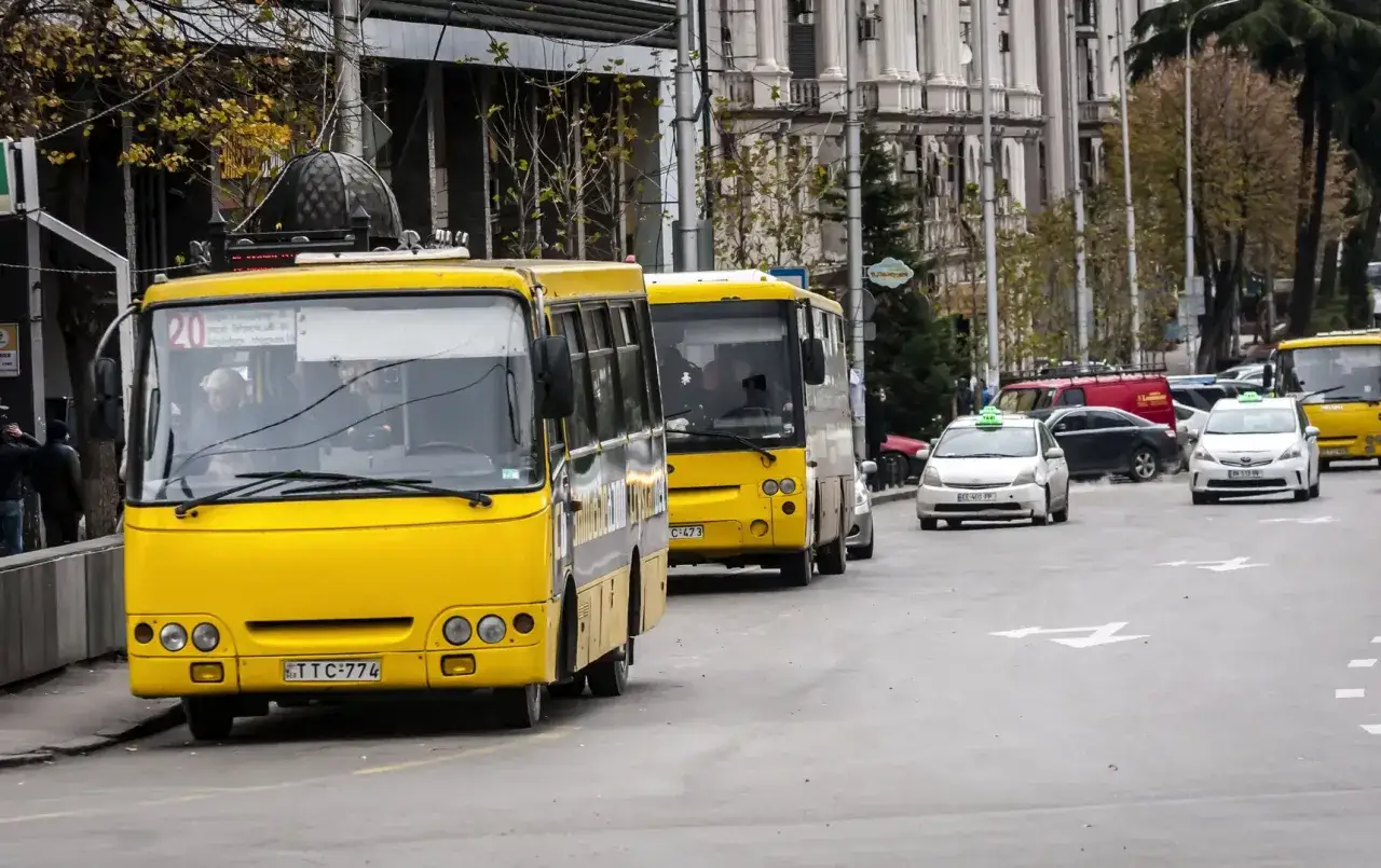 Ż&oacute;łte autobusy i taks&oacute;wki na ulicy. Szukasz informacji, jak dojechać z Kutaisi do Batumi?