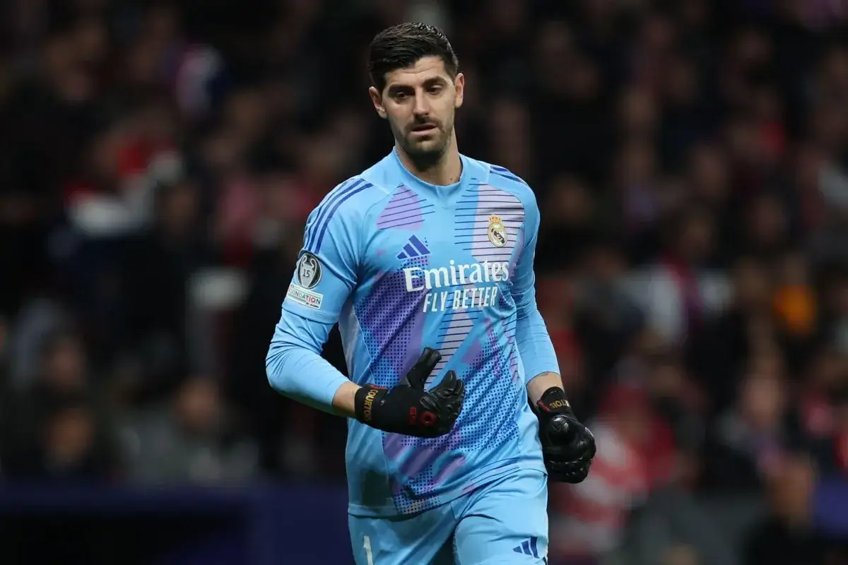 Bramkarz Realu Madryt, Thibaut Courtois, w błękitnym stroju. Ile lat ma Courtois? W tym momencie ma 31 lat.