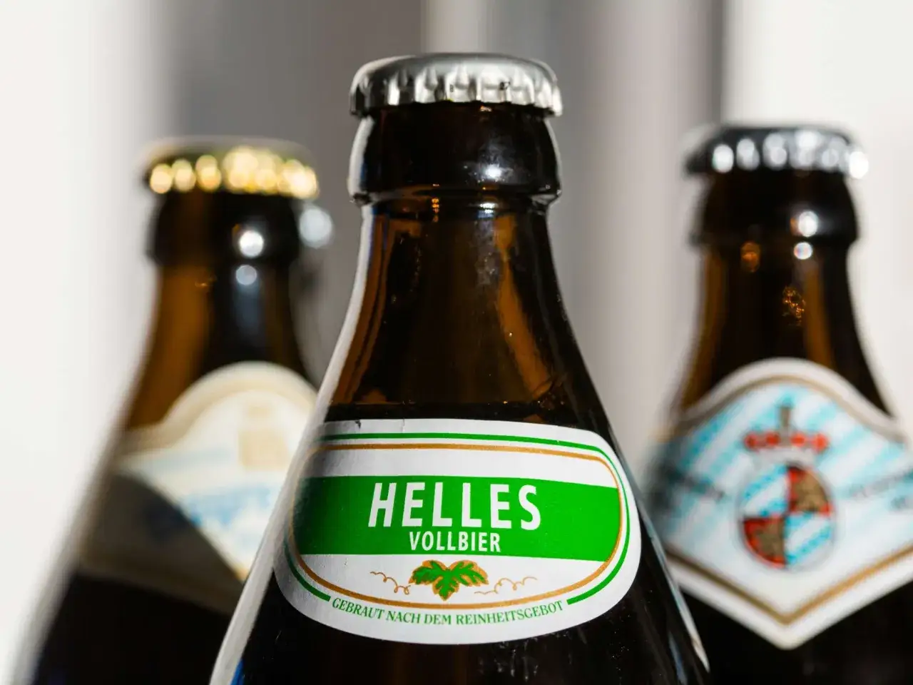 Drei Flaschen Helles Vollbier, gebraut nach dem Reinheitsgebot. Dieses beliebteste Bier ist bereit zum Genuss.