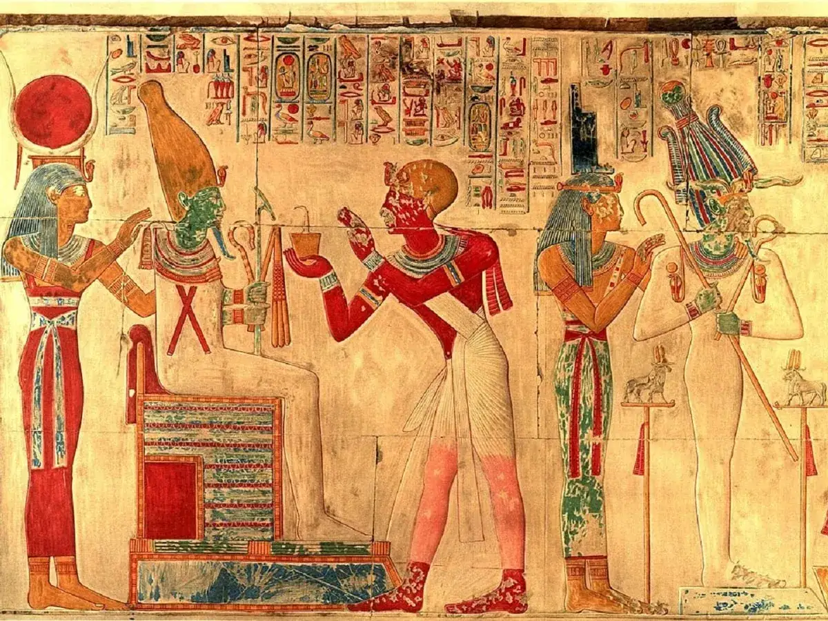 En scen fr&aring;n egyptisk mytologi med gudar och gudinnor. En sittande gr&ouml;nskinnad gud med en h&ouml;g hatt, omgiven av andra figurer och hieroglyfer.