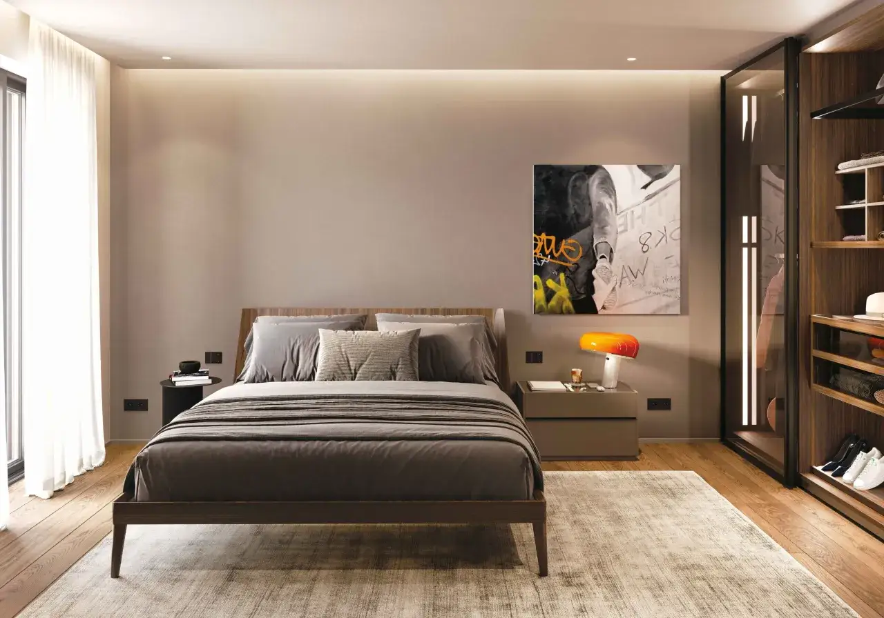 Camera da letto moderna con letto, comodino, lampada arancione, quadro astratto e armadio a vista. Un esempio di come arredare camera da letto con stile.