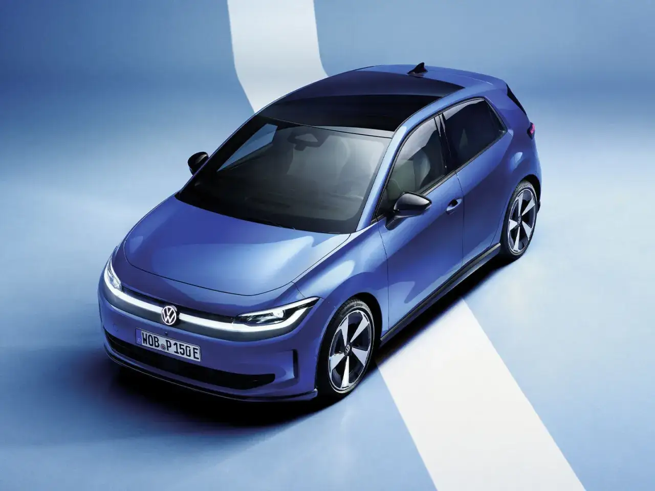 En bl&aring; elbil, en Volkswagen ID. Polo, st&aring;r p&aring; ett bl&aring;tt underlag med ljusa band.