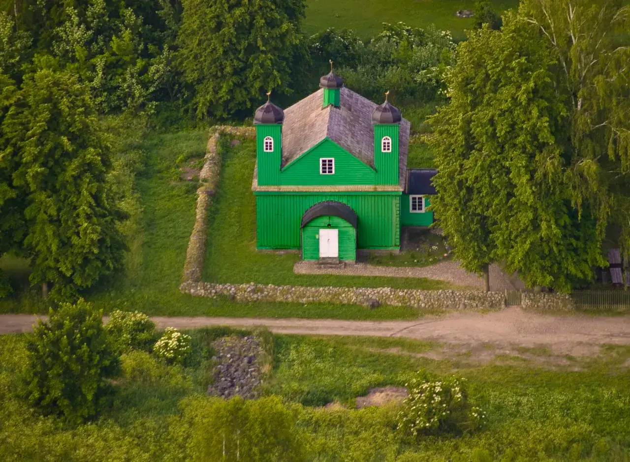 Zielony meczet z kopułkami, przykład jak rozpoznać architekturę sakralną różnych wyznań na Podlasiu.