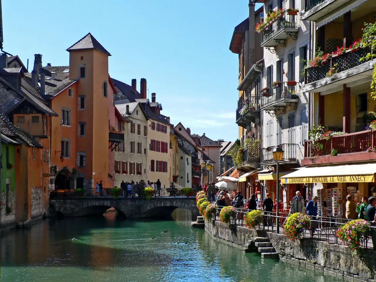 Une belle journée pour visiter Annecy à pied. Les canaux, les ponts et les maisons colorées invitent à la promenade.