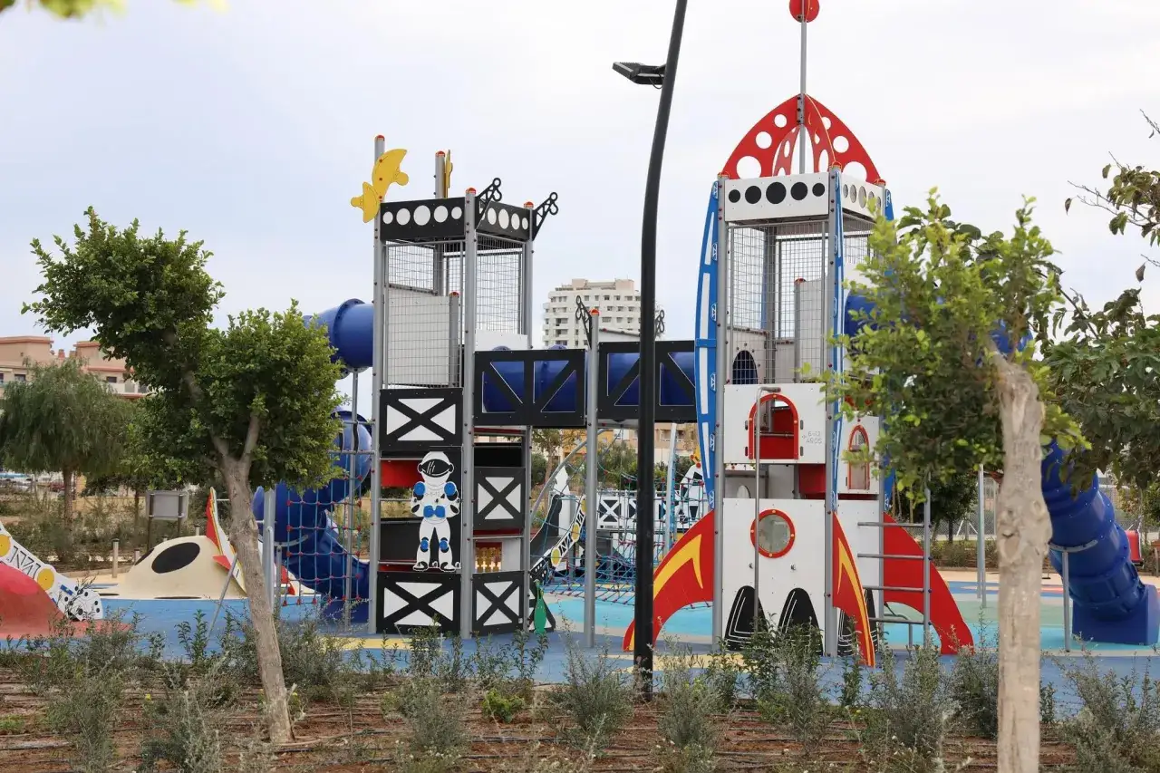 Parque infantil temático de cohetes y astronautas, ideal para saber qué hacer en Almería con niños.