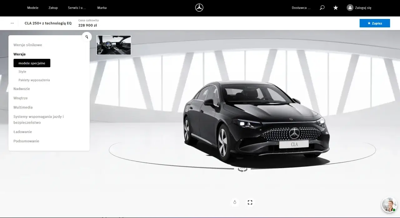 Elegancki, czarny nowy Mercedes CLA 250+ z technologią EQ prezentuje się na białym tle.