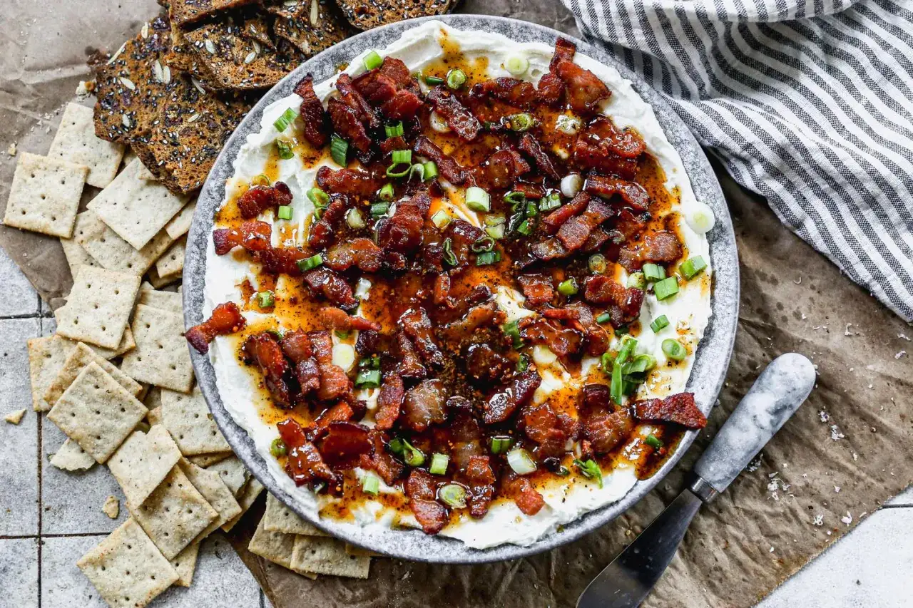 Kr&auml;mig paj med brieost och knaprigt bacon, toppad med salladsl&ouml;k. Serveras med kex.