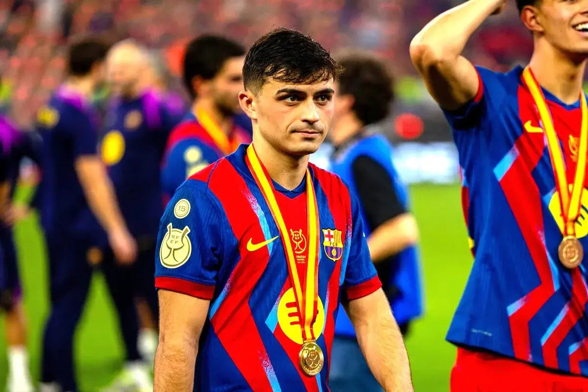 Pedro González z medalem na szyi, dumny po zwycięstwie.