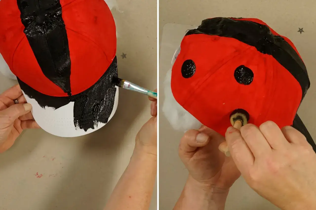 Schritt-für-Schritt-Anleitung: Ein roter Cappy wird zur Marienkäfer-Kopfbedeckung. Hände malen schwarze Punkte und Streifen auf.