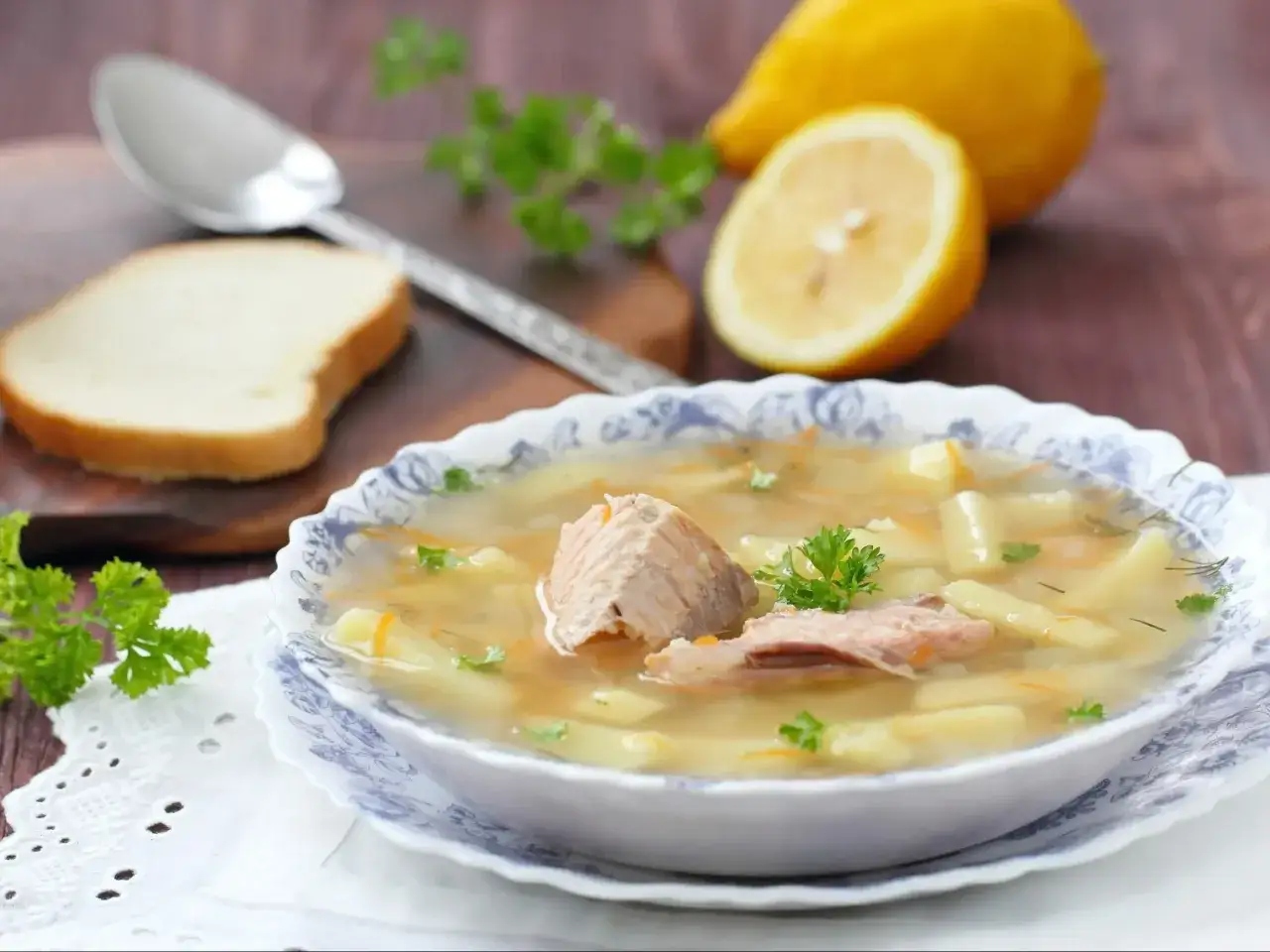 Aromatyczna zupa rybna z ziemniakami i marchewką, ozdobiona natką pietruszki. Idealna na chłodne dni, dowiedz się jak zrobić dobrą zupę rybną.