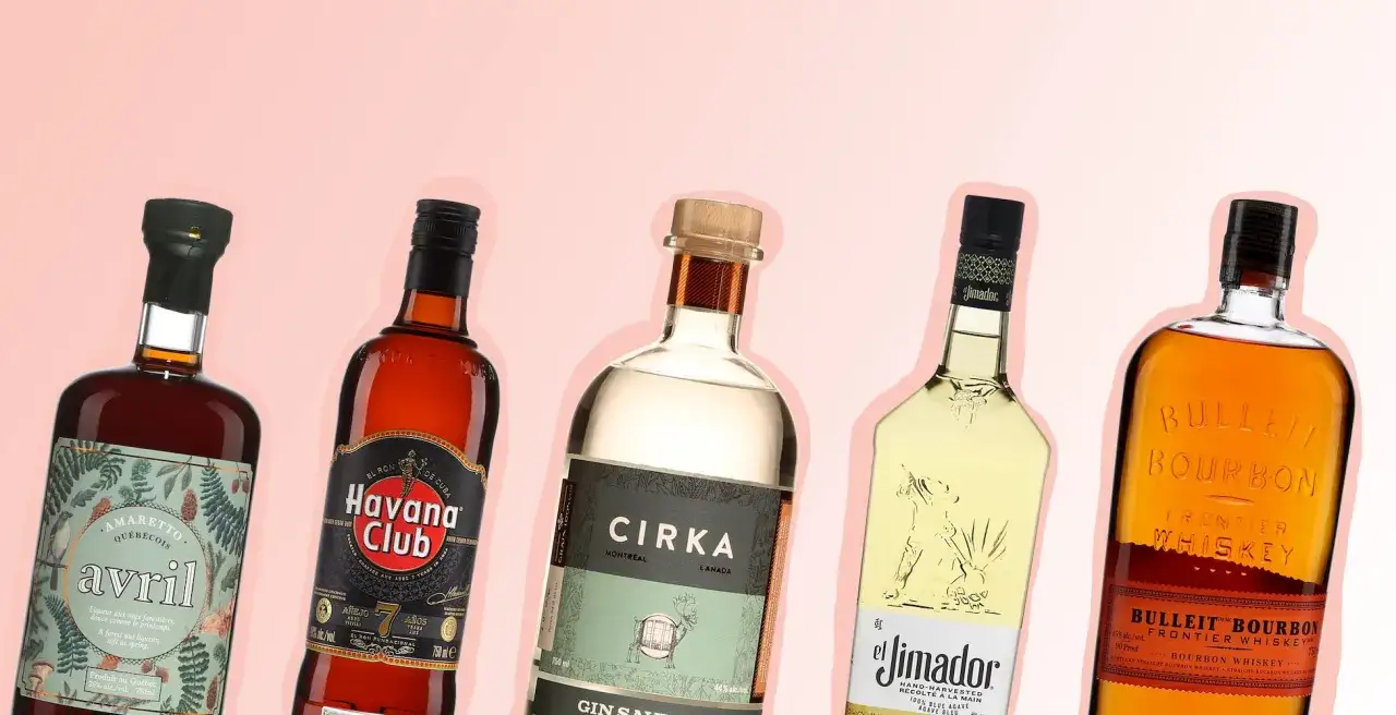 Cinq bouteilles d'alcool, dont un amaretto, un rhum, un gin, une tequila et un bourbon, parfaites pour cr&eacute;er un cocktail.