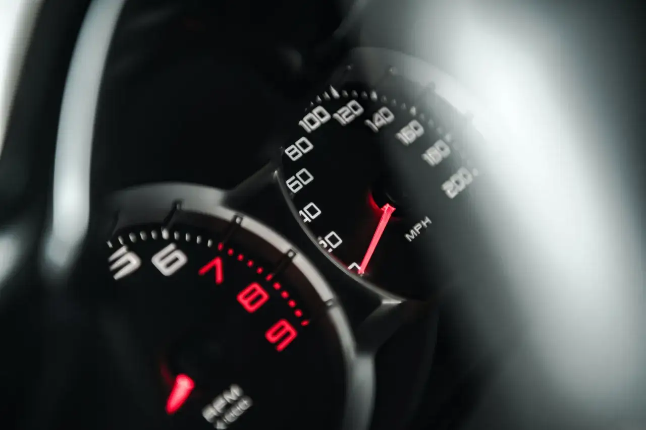 El velocímetro y tacómetro de un coche muestran la velocidad y las revoluciones. La aguja del velocímetro indica la velocidad actual, mientras que la del tacómetro muestra las revoluciones por minuto. La temperatura del coche es un factor importante a ...