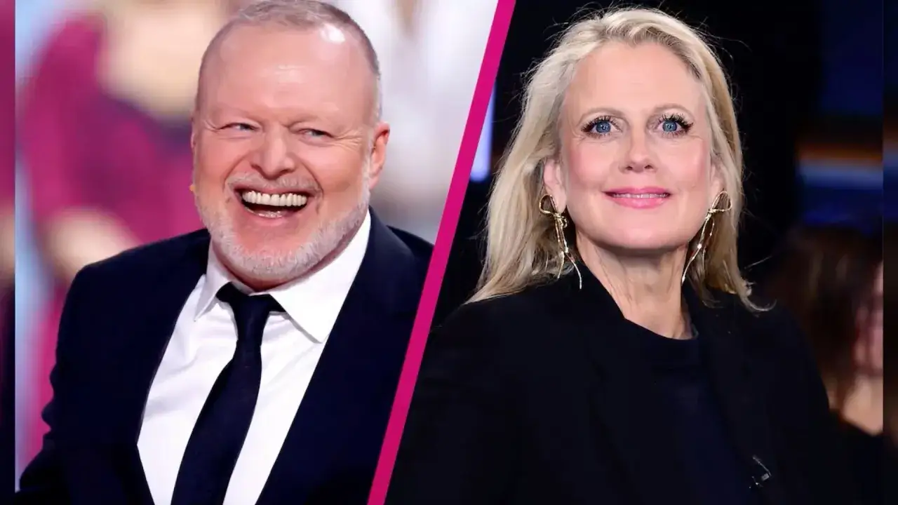 Stefan Raab lacht herzlich, w&auml;hrend eine Frau mit blonden Haaren und auff&auml;lligem Schmuck daneben sitzt. Die Quoten seiner Show sind legend&auml;r.