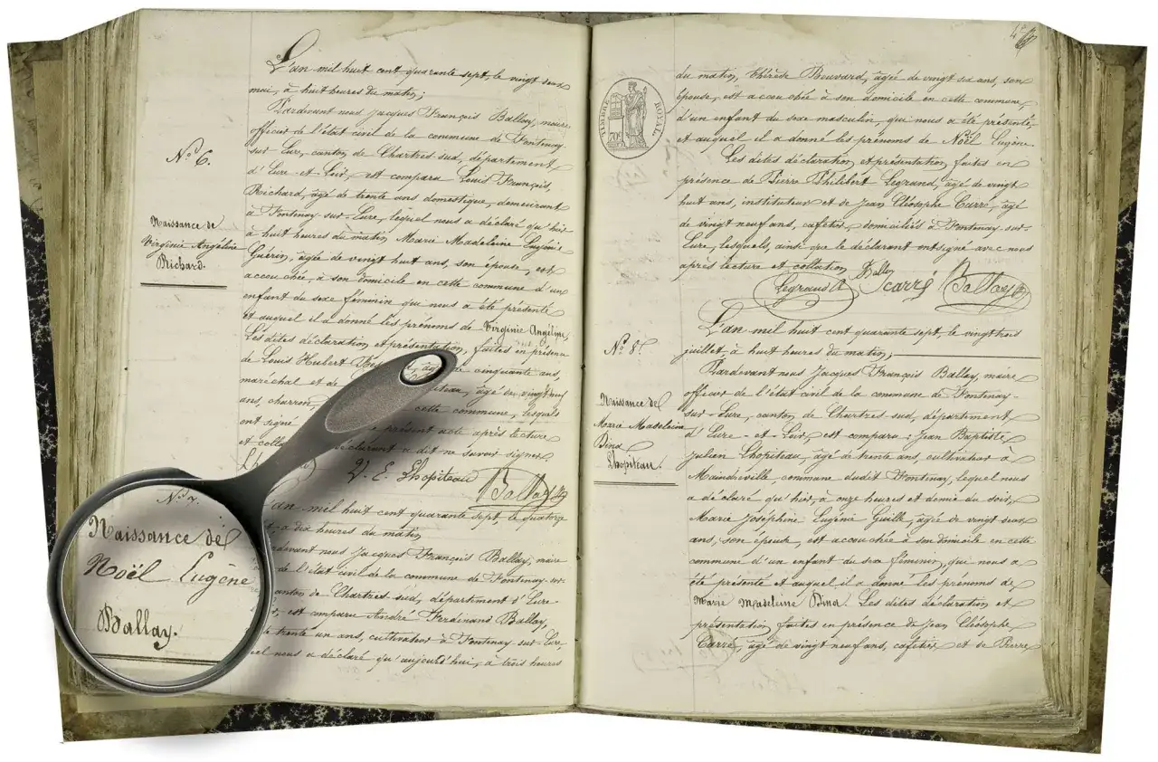 Livre ancien avec &eacute;criture manuscrite et loupe. Une page mentionne 