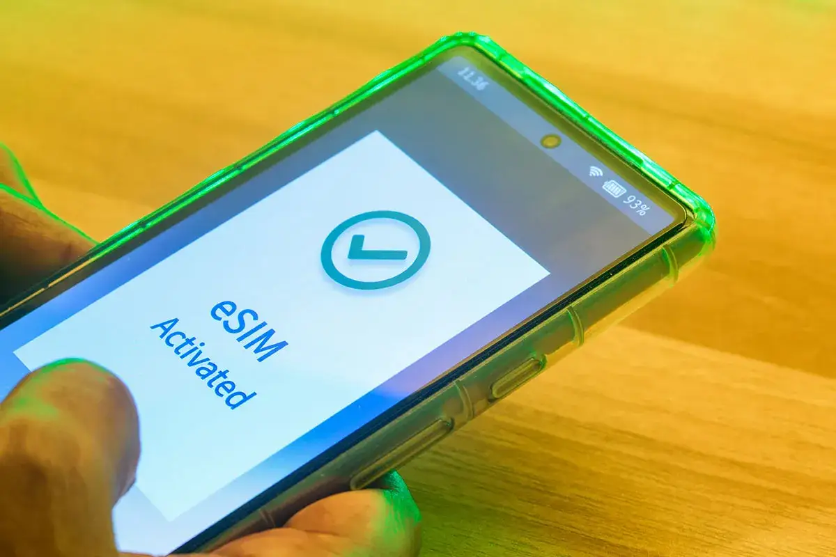 Smartfon z zieloną obudową pokazuje komunikat 