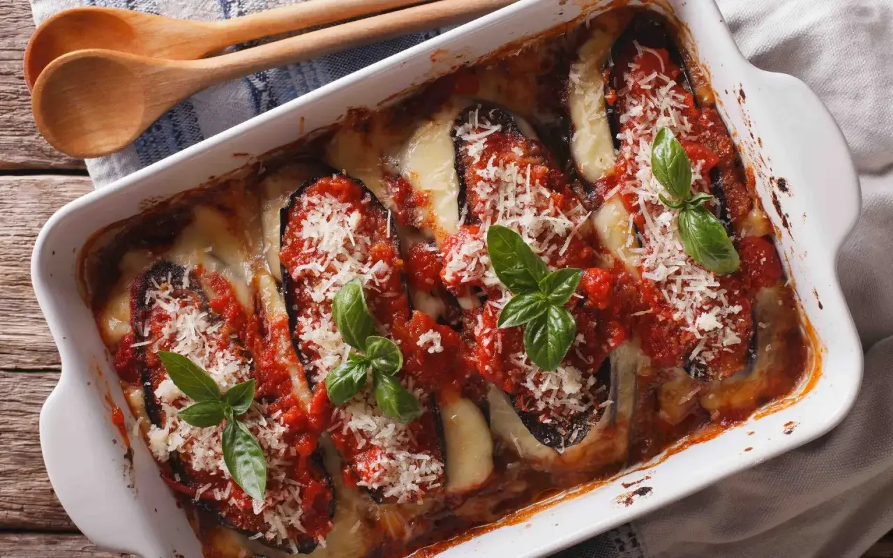 Aubergines gratin&eacute;es, sauce tomate, mozzarella fondante et basilic frais. Un d&eacute;lice de recette parmigiana sicilienne tout juste sorti du four.