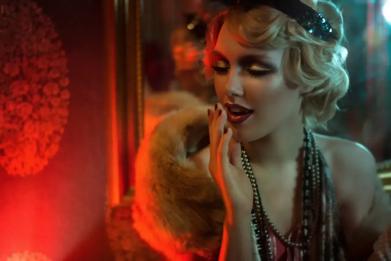 Zdjęcie Sukienka w stylu lat 20. Twój przewodnik po modzie Gatsby'ego